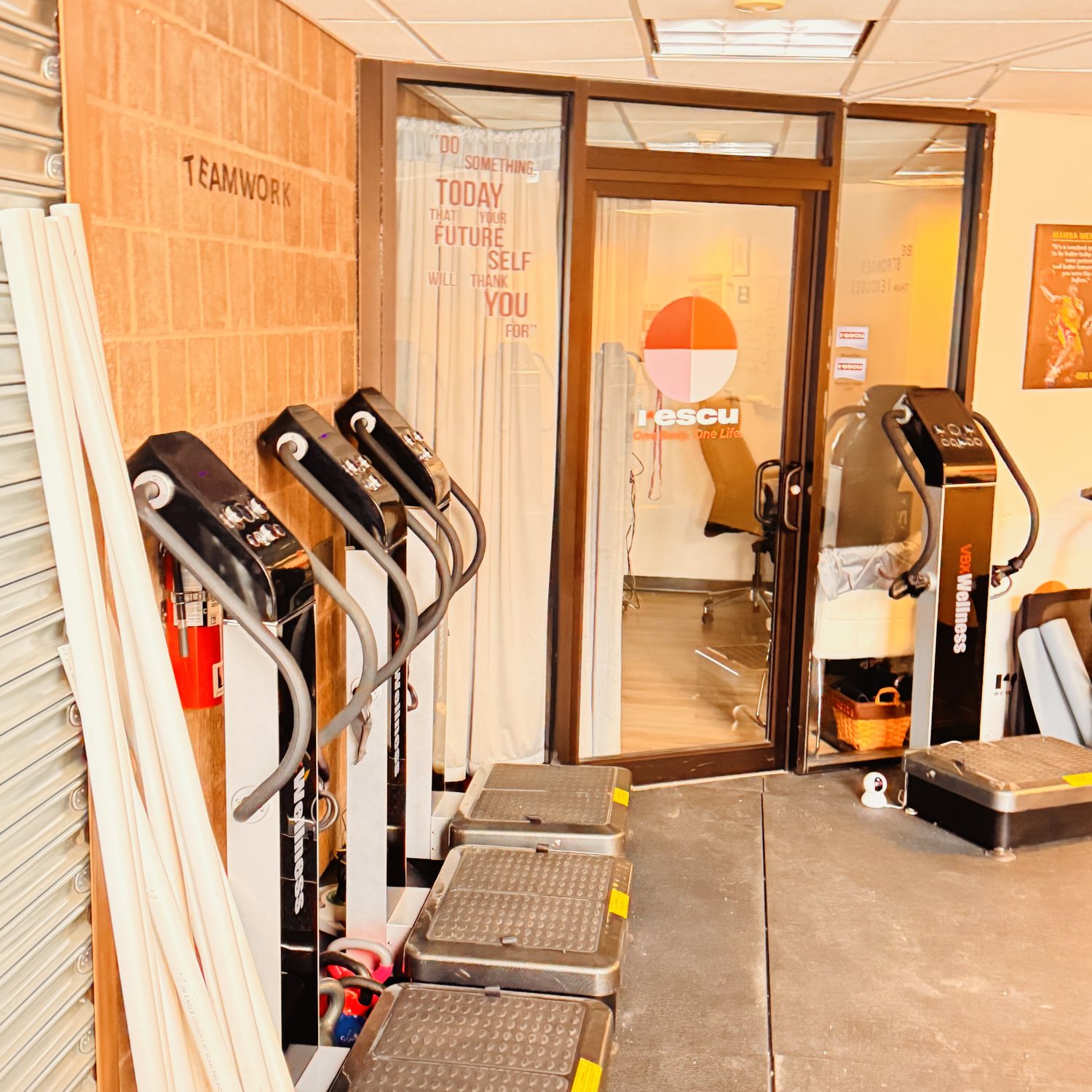 Performance and vibration plate area at Rescu Wellness