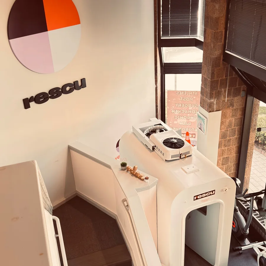 Overhead view of the seated hyperbaric chamber at Rescu